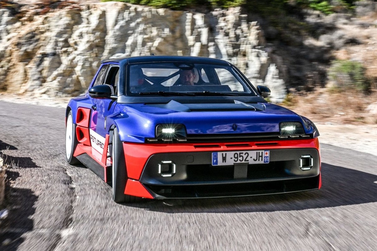 Renault 5 Turbo 3E en 3/4 avant sur route de montagne avec feux LED et ailes élargies