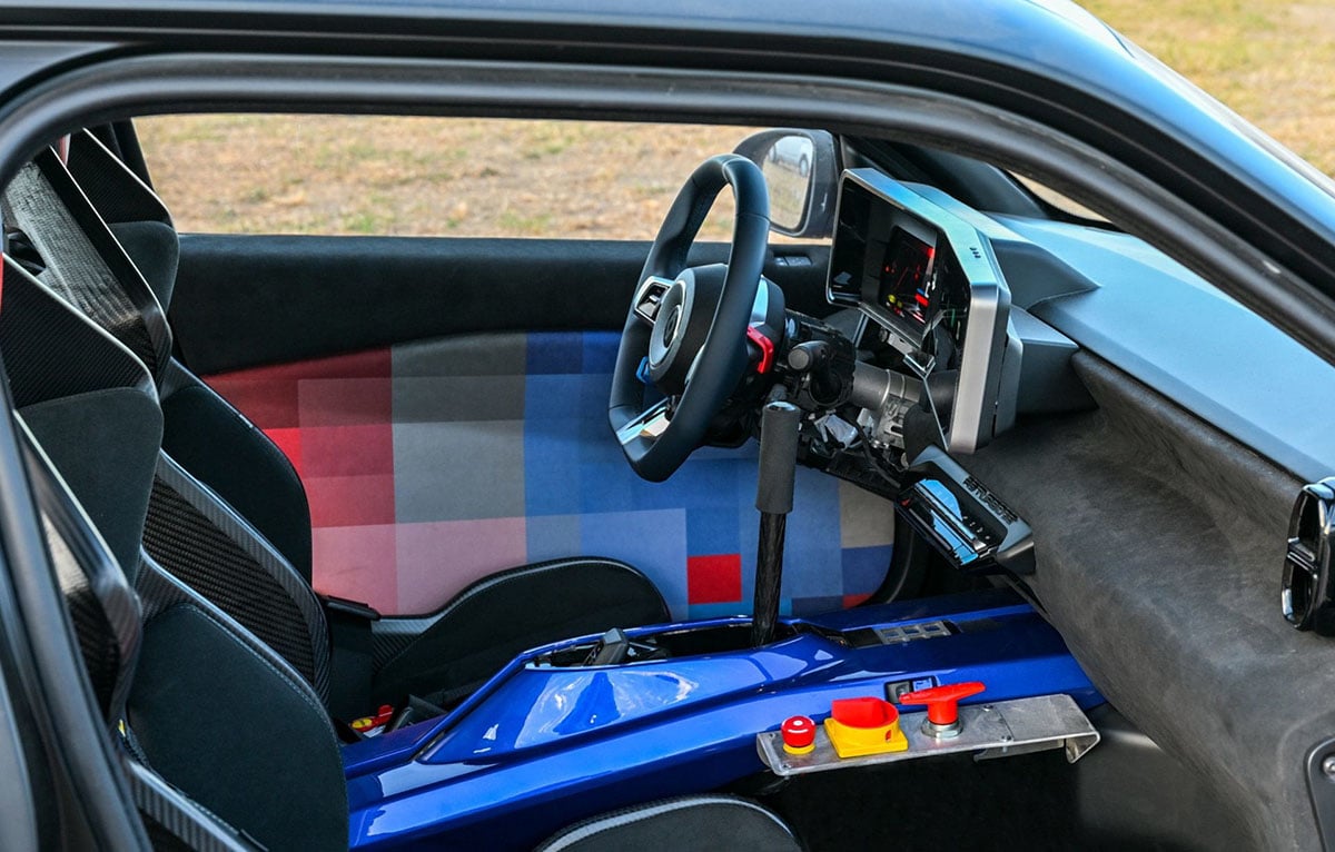  Intérieur du Renault 5 Turbo 3E avec volant racing et écrans numériques