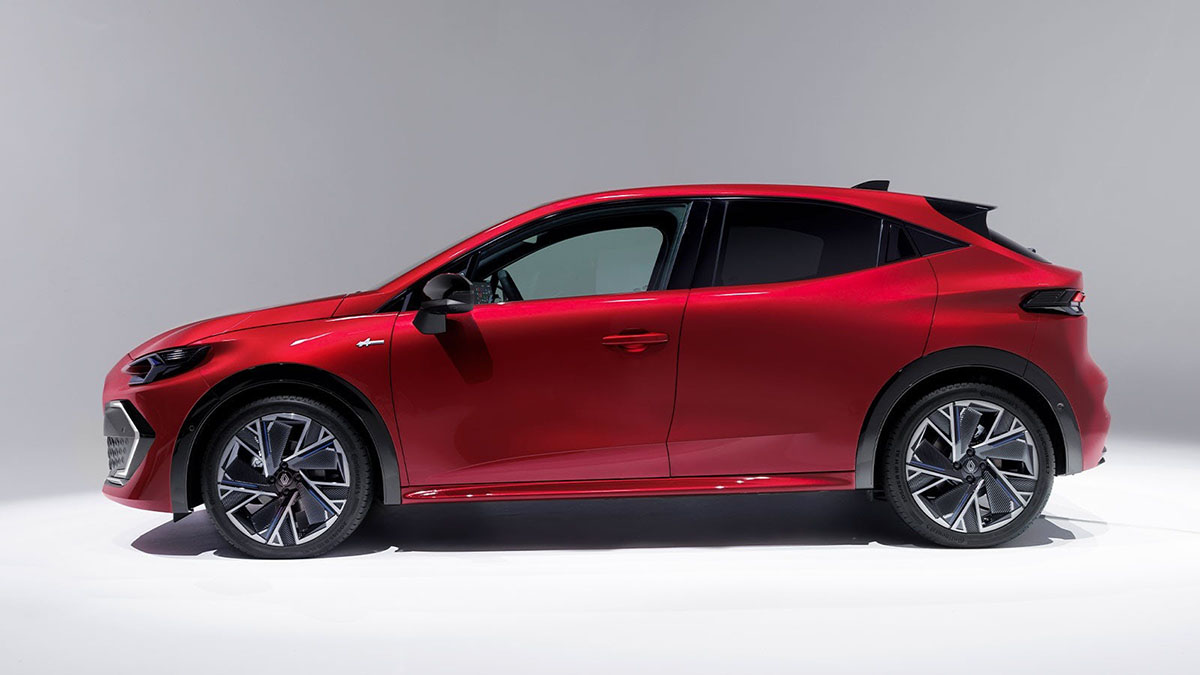 Vue latérale de la Renault Clio E-Tech 2026 hybride avec ligne fluide et jantes aérodynamiques