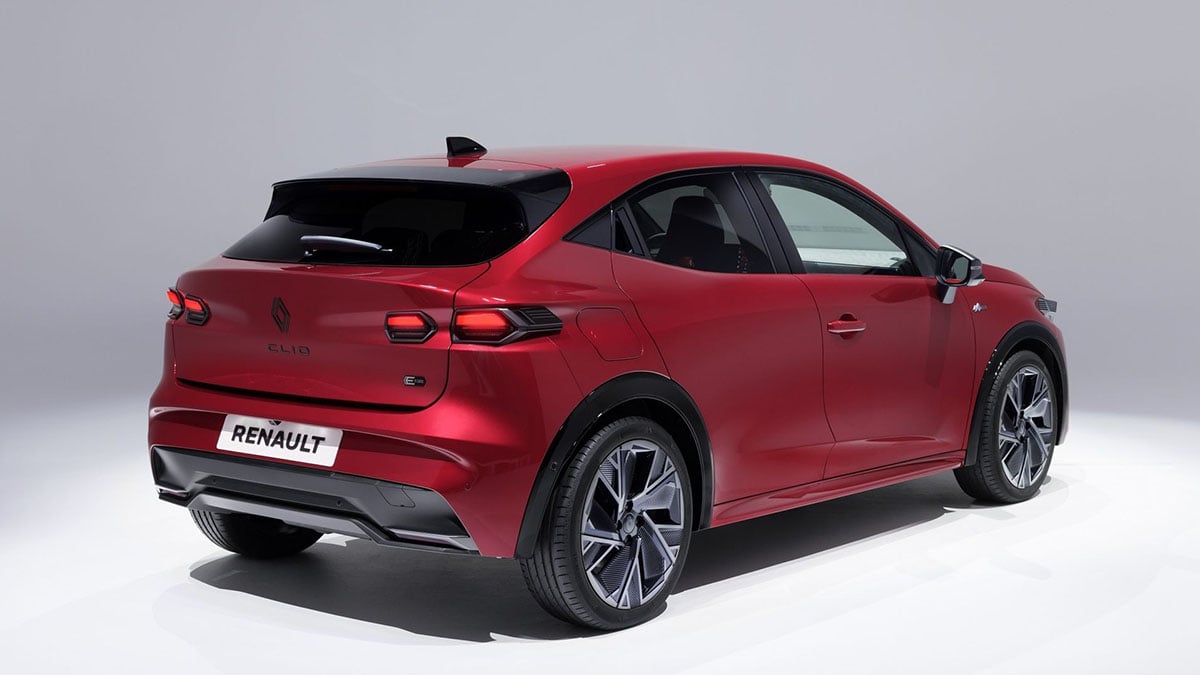 Arrière de la Renault Clio E-Tech 2026 avec feux à LED affinés et diffuseur spécifique