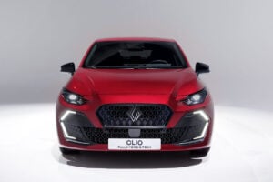 Nouvelle Renault Clio citadine française essence et hybride, véhicule concurrent Dacia Spring Toyota Yaris