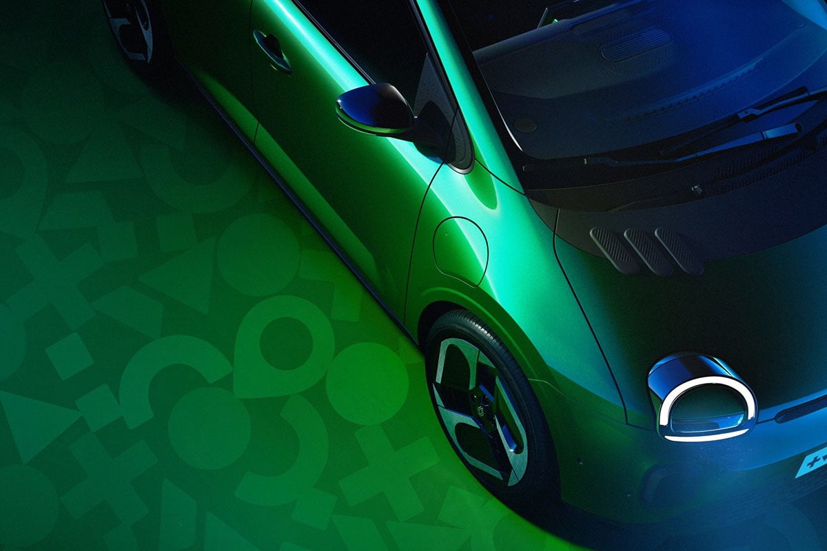 Renault Twingo 2026 en vue de 3/4 avant avec design néo-rétro et phares LED ronds