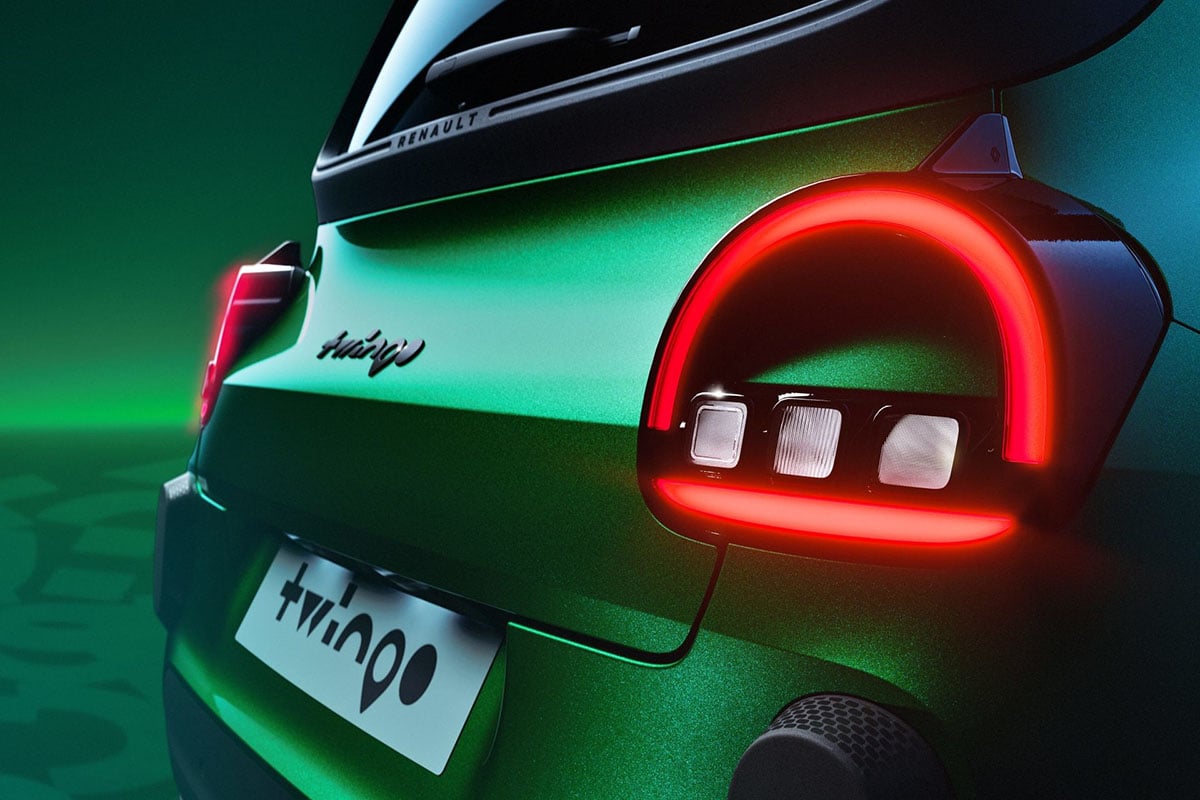 Arrière de la Renault Twingo 2026 avec lunette verticale et feux compacts