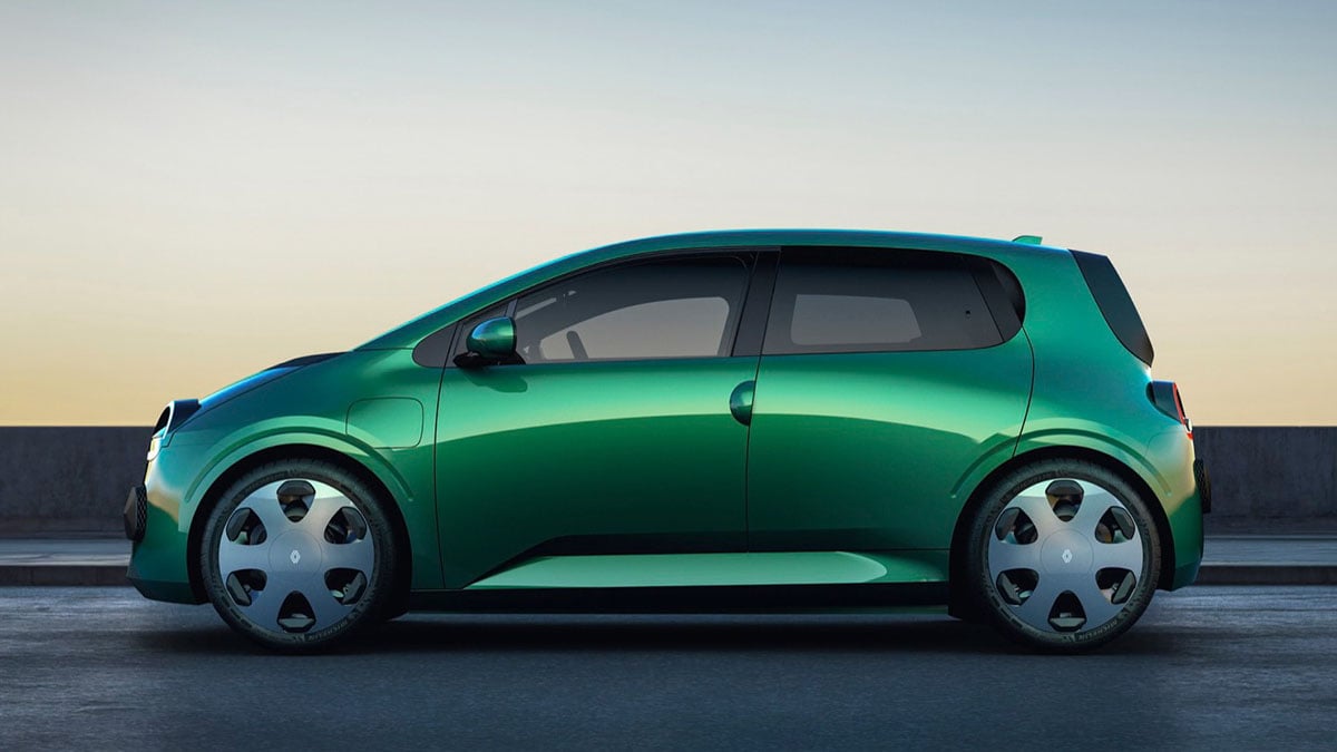Prototype de la Renault Twingo 2026 vue de profil avec silhouette compacte et look néo-rétro
