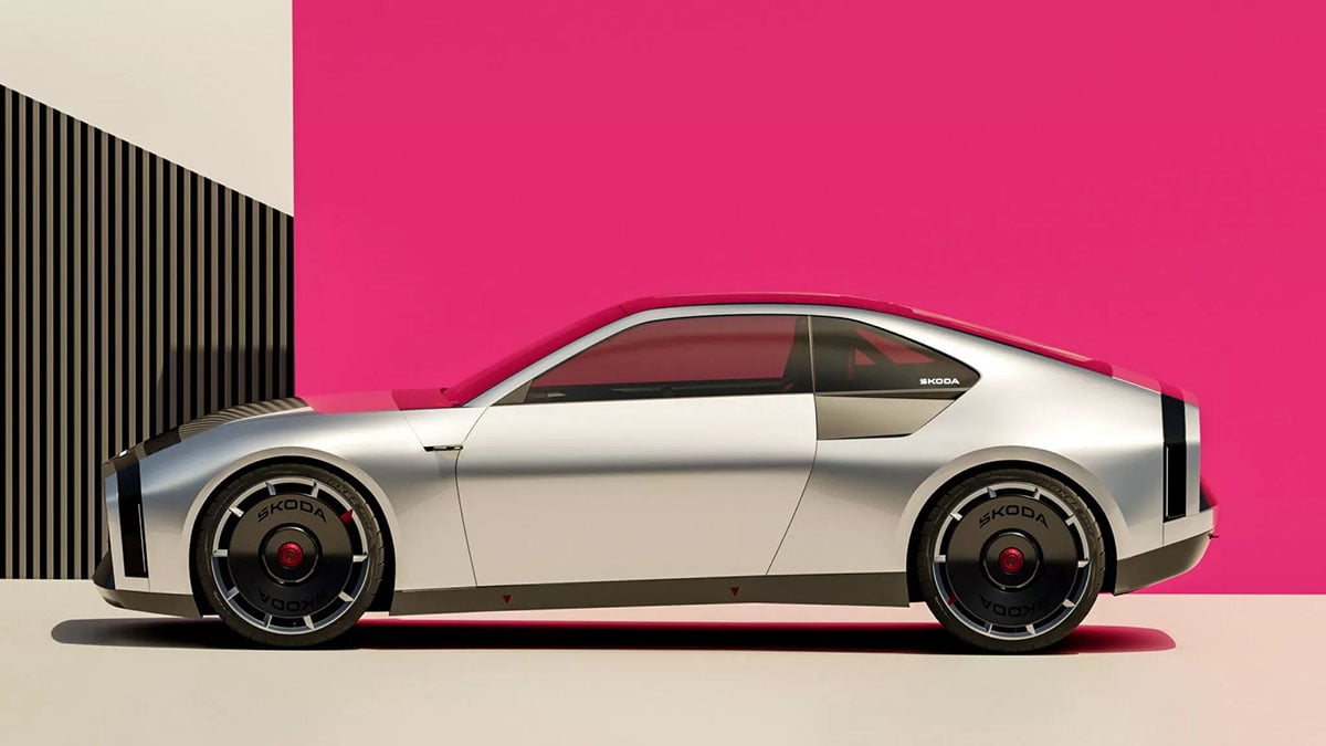 Profil latéral du Škoda 110 R 2025 avec lignes tendues et pavillon fuyant