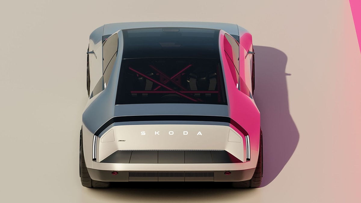  Arrière du concept Škoda 110 R 2025 avec signature lumineuse horizontale et ailes larges