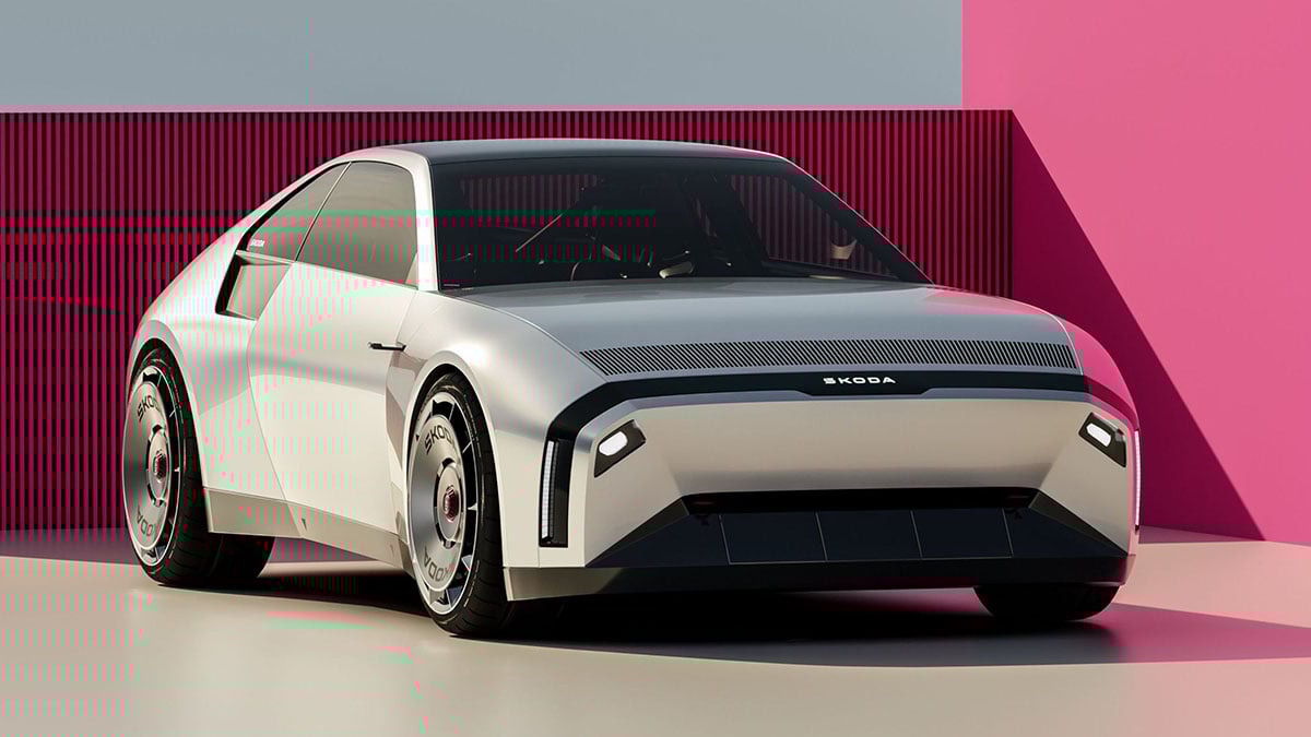 Vue 3/4 avant du Škoda 110 R 2025 avec ailes élargies et design néo-rétro épuré