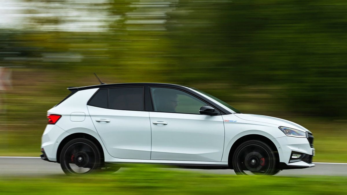 Profil de la Skoda Fabia 130 avec jantes spécifiques et garde au sol abaissée