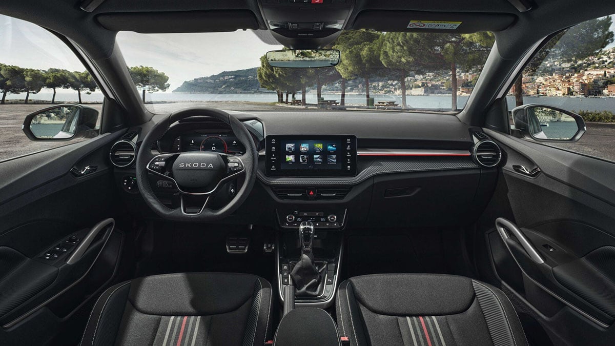 Intérieur conducteur de la Skoda Fabia 130 avec sellerie sport et volant multifonction