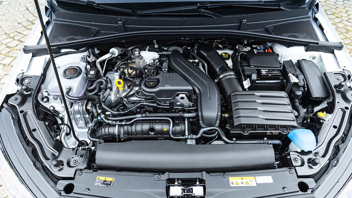 Bloc moteur 1.5 TSI 177 ch de la Skoda Fabia 130 avec cache moteur noir