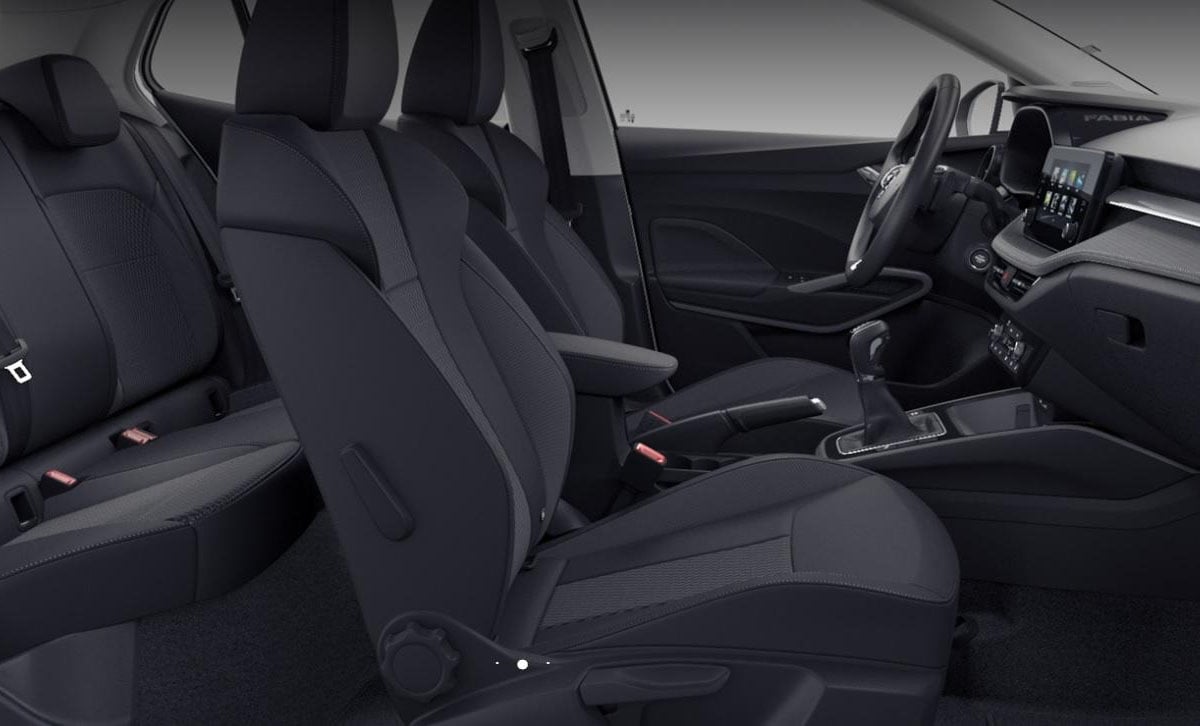 Places arrière de la Skoda Fabia 130 avec sellerie contrastée et bon espace aux jambes