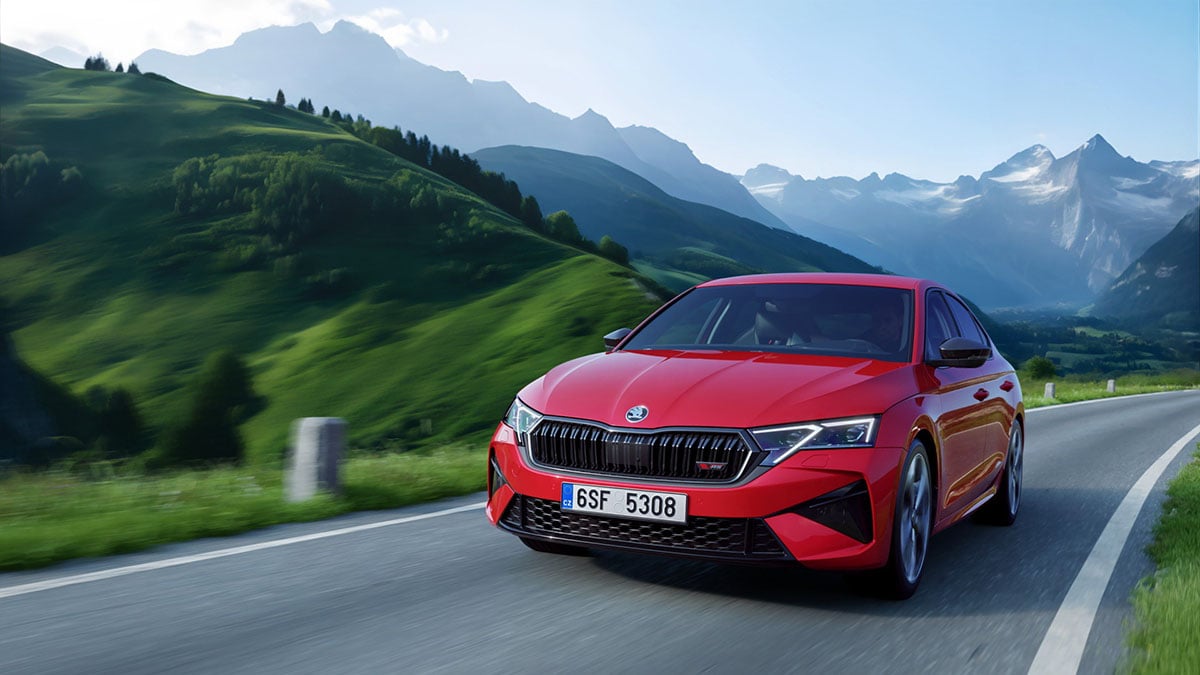 Face avant de la Škoda Octavia 2025 avec projecteurs LED affûtés et calandre noire
