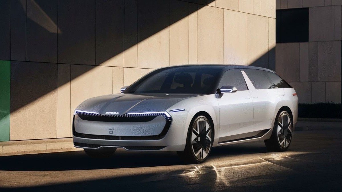  Face avant du Skoda Vision O avec signature lumineuse Modern Solid et capot sculpté