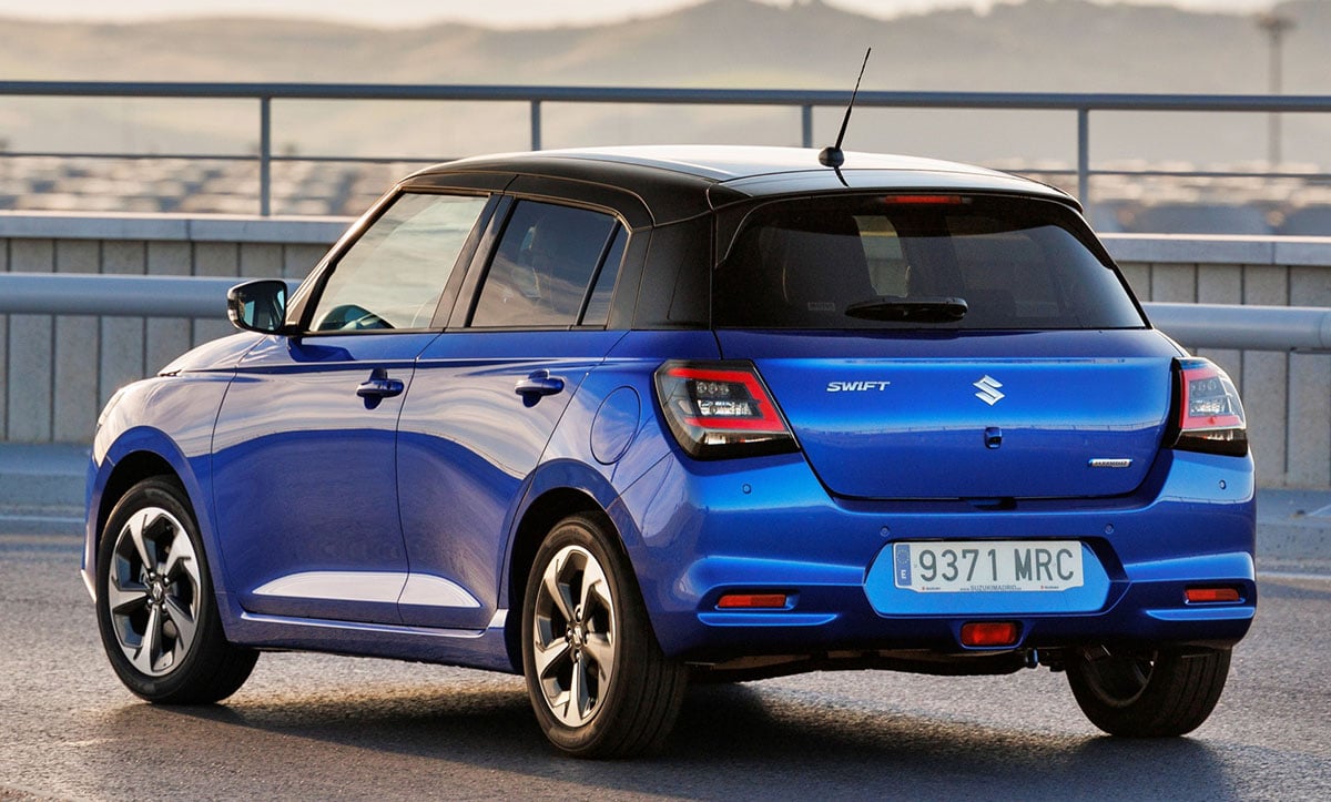 Arrière de la Suzuki Swift 2024 avec feux verticaux et pare-chocs noir texturé