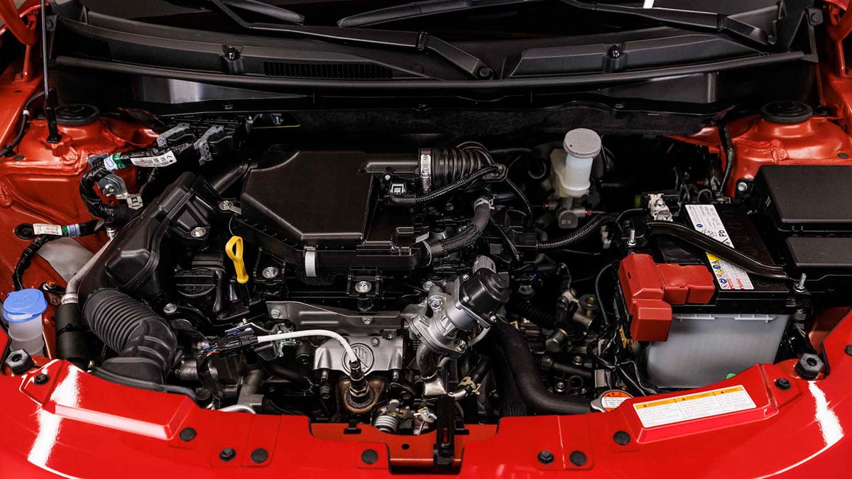 Gros plan sur le moteur 1.2 Dualjet mild hybrid de la Suzuki Swift 2024 dans son compartiment avant
