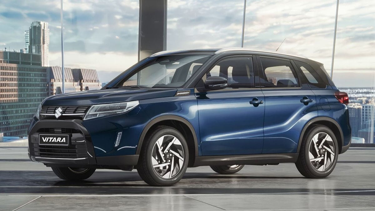 Suzuki Vitara Hybrid 2025 profil latéral sur route secondaire, finition Avantage, coloris clair