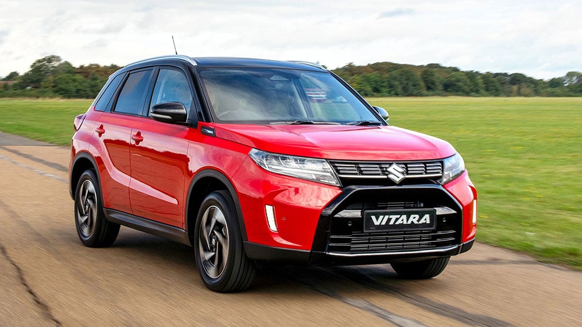 Suzuki Vitara Hybrid 2025 vue de face à l’arrêt, grille avant noire et phares LED