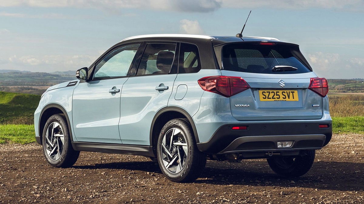 Suzuki Vitara Hybrid 2025 arrière statique avec feux LED et hayon fermé