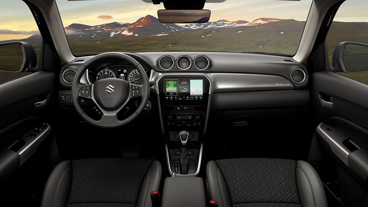 Planche de bord Suzuki Vitara Hybrid 2025 avec instrumentation analogique et écran tactile central