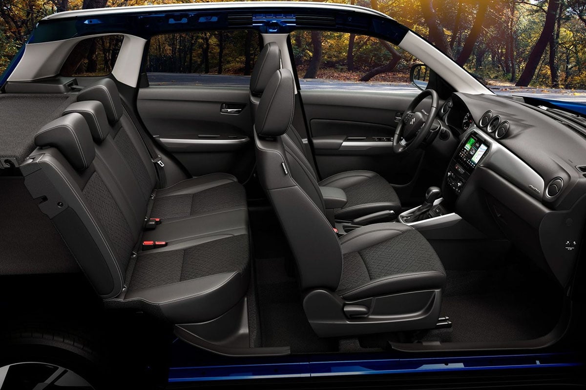 Banquette arrière du Suzuki Vitara Hybrid 2025 avec appuie-têtes et vitres manuelles