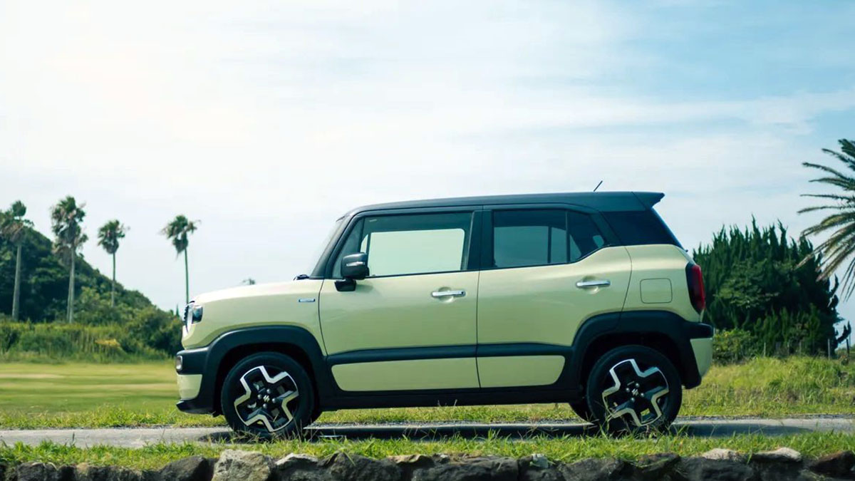  Suzuki Xbee vue latérale avec design carré et gabarit urbain de 3,76 mètres