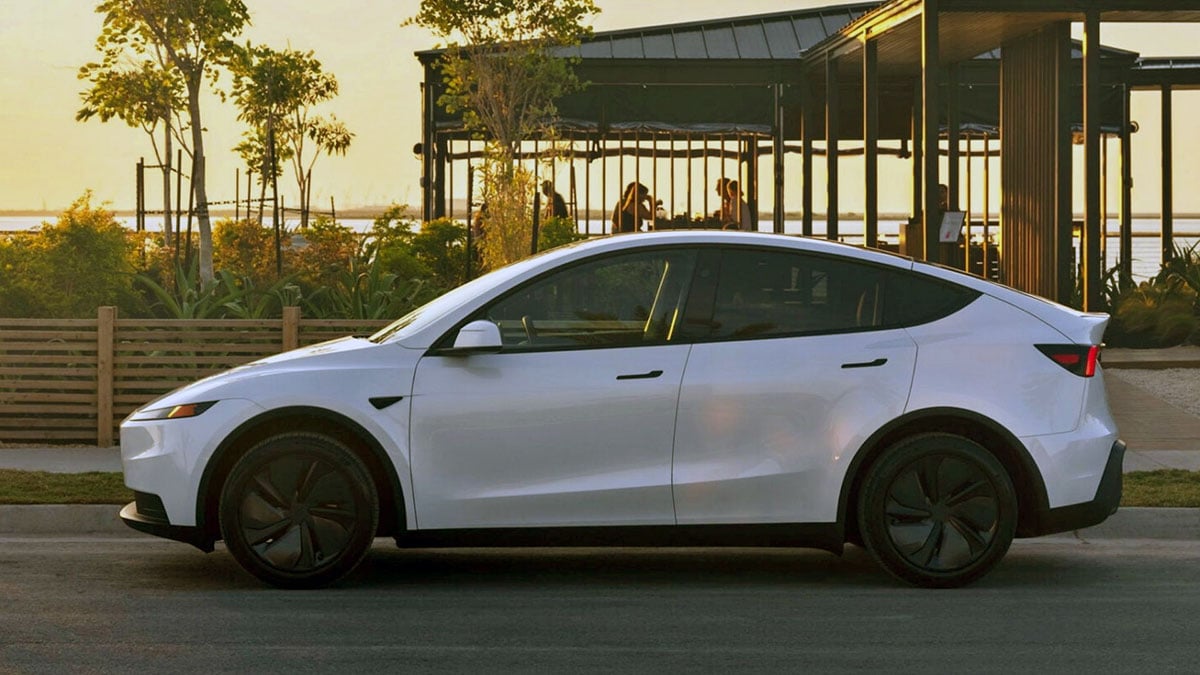  Profil latéral de la Tesla Model 3 Standard 2025 avec jantes aérodynamiques et carrosserie épurée
