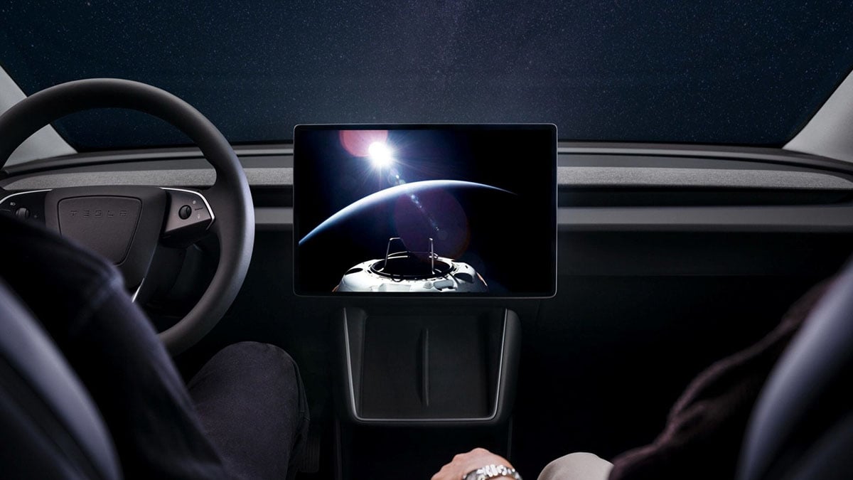Intérieur de la Tesla Model 3 Standard avec grand écran central et sellerie tissu
