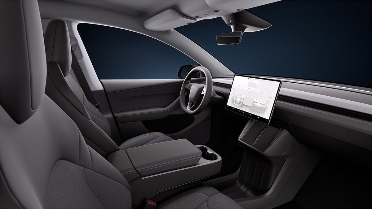 Intérieur du Tesla Model Y Standard avec écran central et volant multifonction
