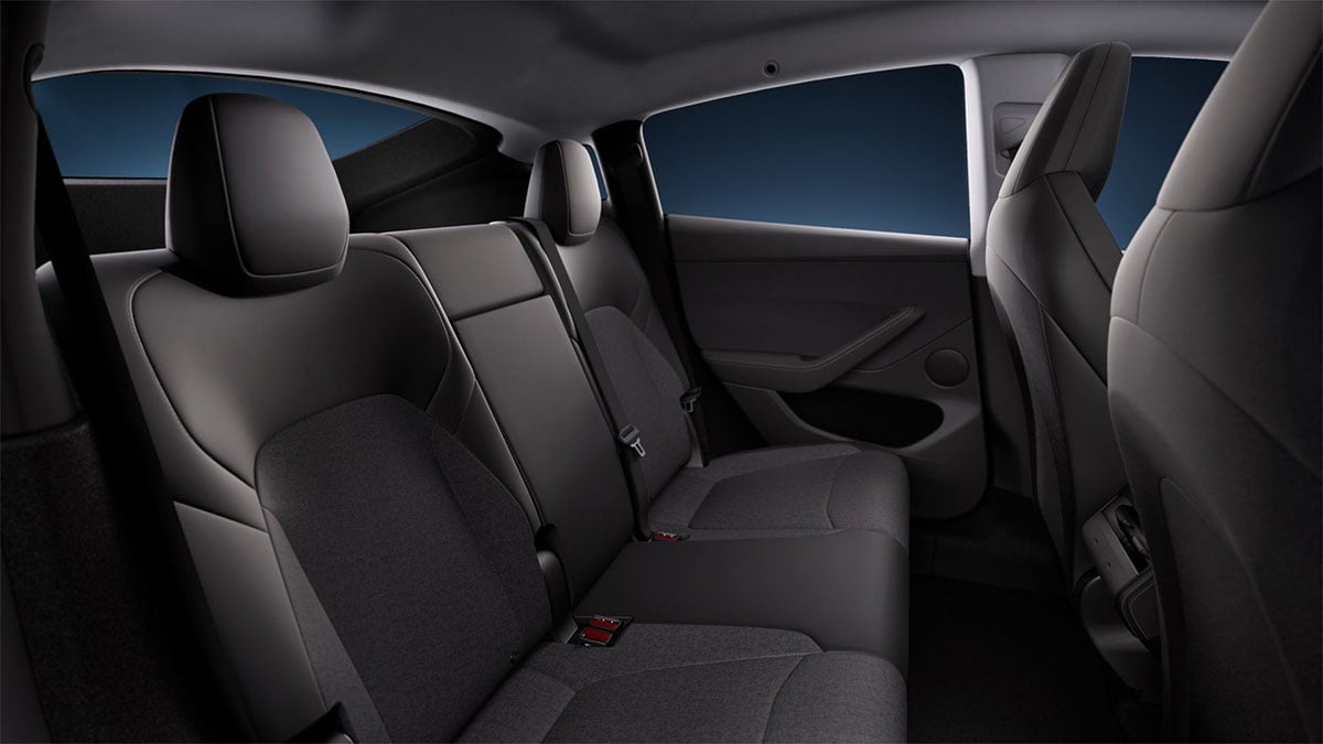 Banquette arrière du Tesla Model Y Standard avec trois vraies places