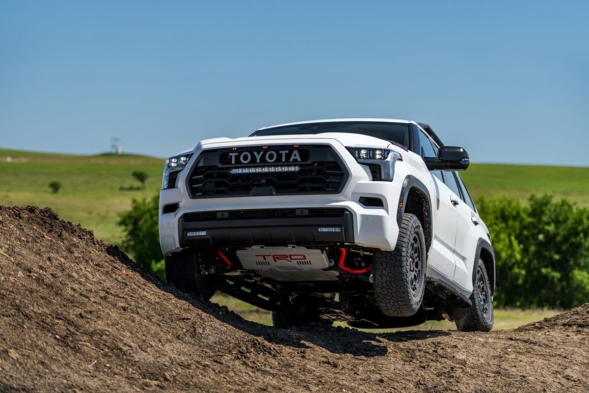 Toyota 4Runner franchissant un passage accidenté sur une piste de terre en tout-terrain  