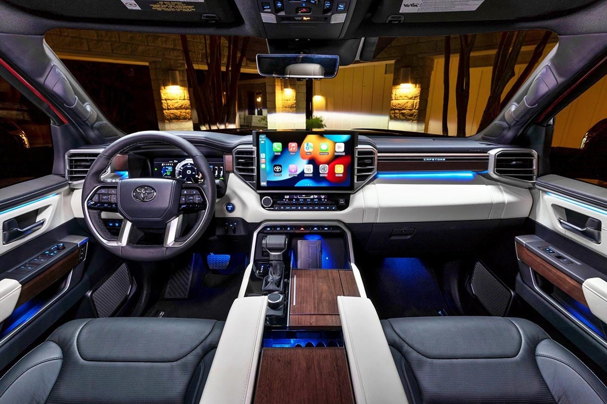 Intérieur du Toyota 4Runner avec instrumentation analogique et commandes physiques  