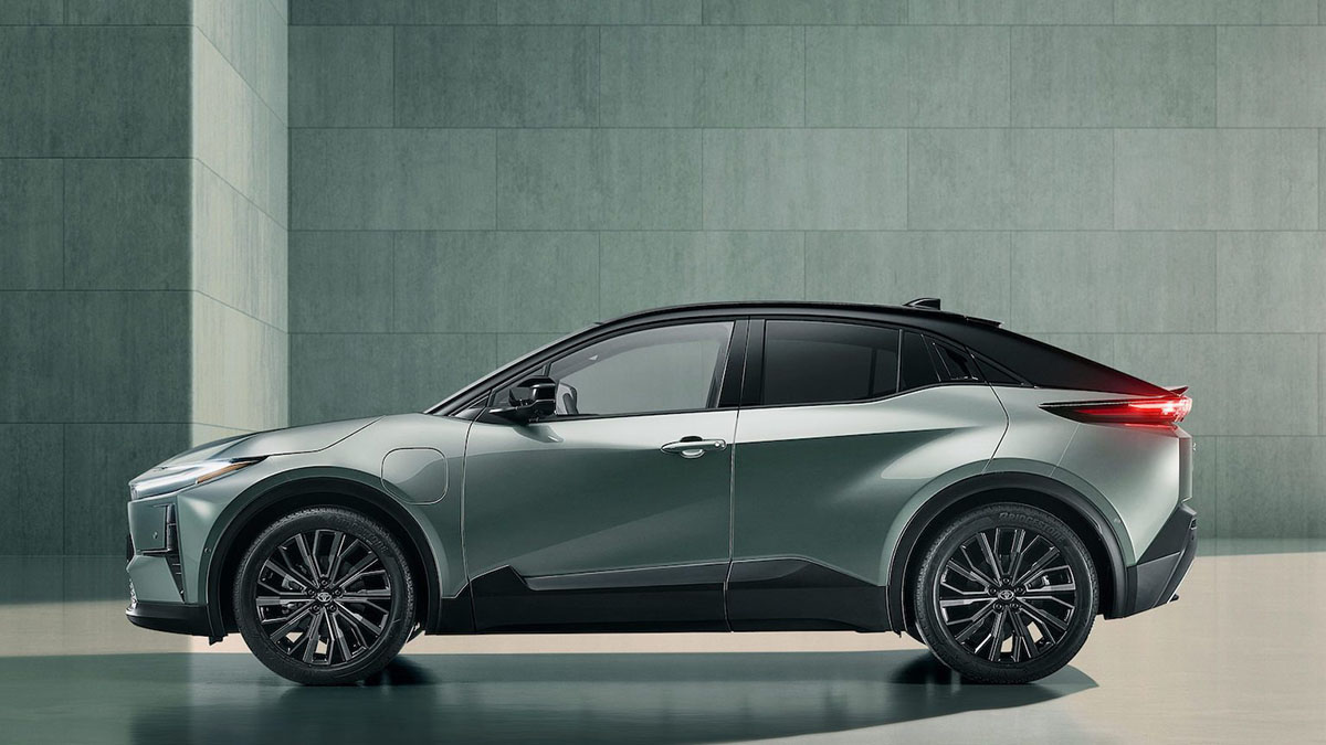 Profil latéral du Toyota C-HR+ 2026 avec sa silhouette de SUV coupé 100 % électrique