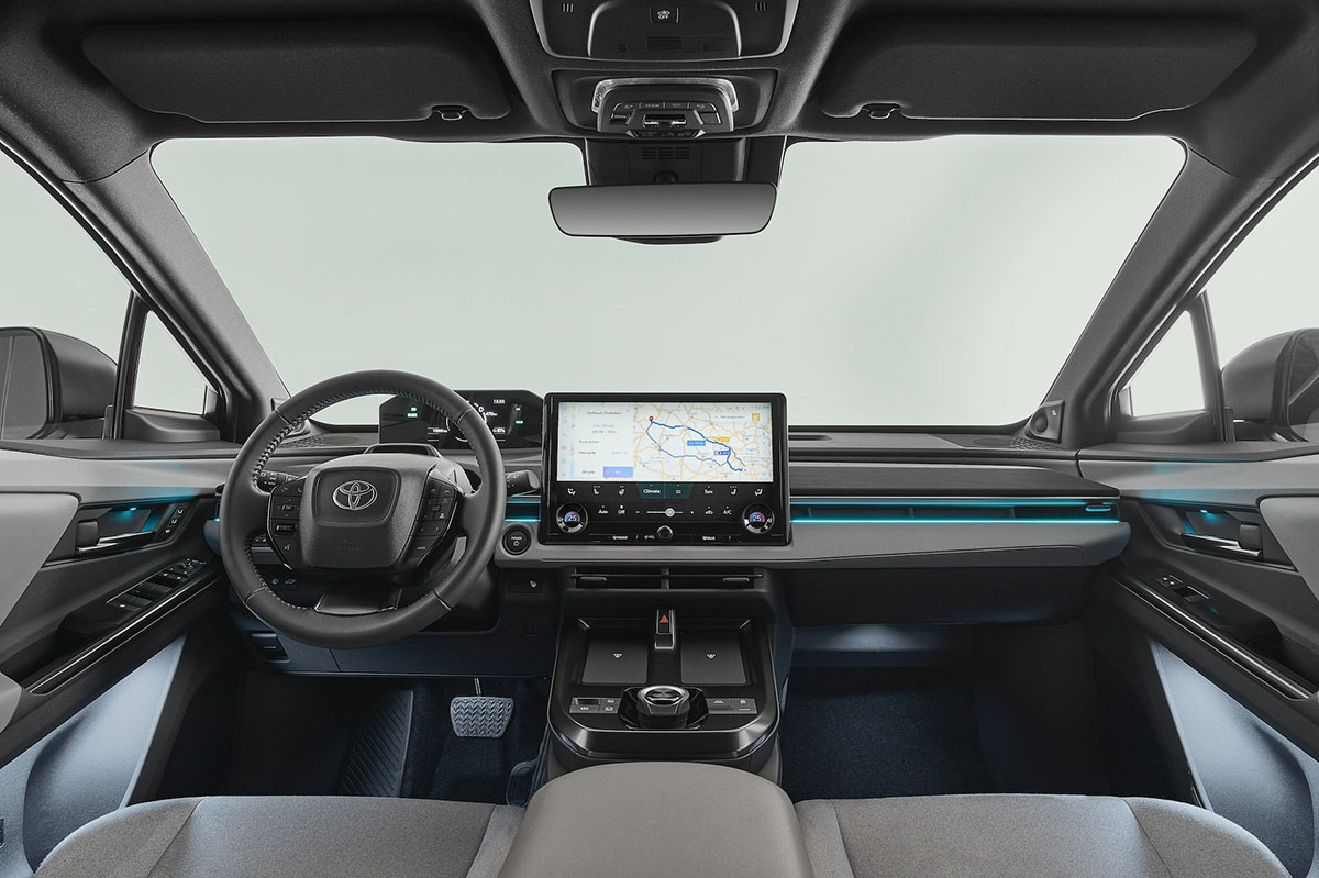 Intérieur du Toyota C-HR+ 2026 avec instrumentation numérique et écran central flottant
