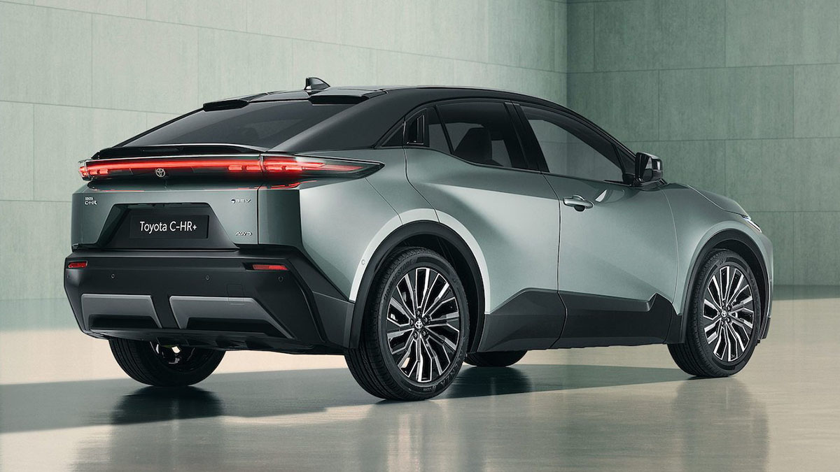 Arrière du Toyota C-HR+ 2026 avec éclairage LED en bande continue et hayon sculpté
