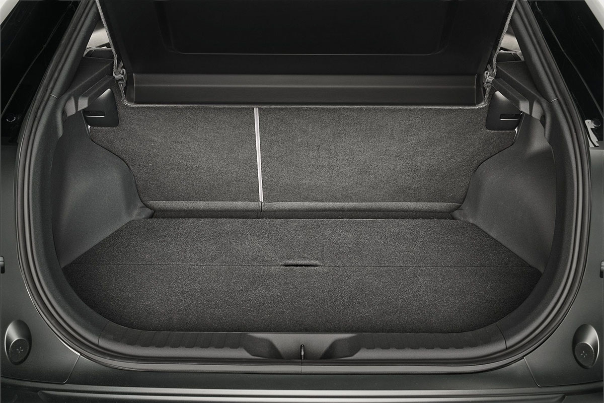 Volume de coffre du Toyota C-HR+ 2026 avec banquette rabattue pour plus de modularité