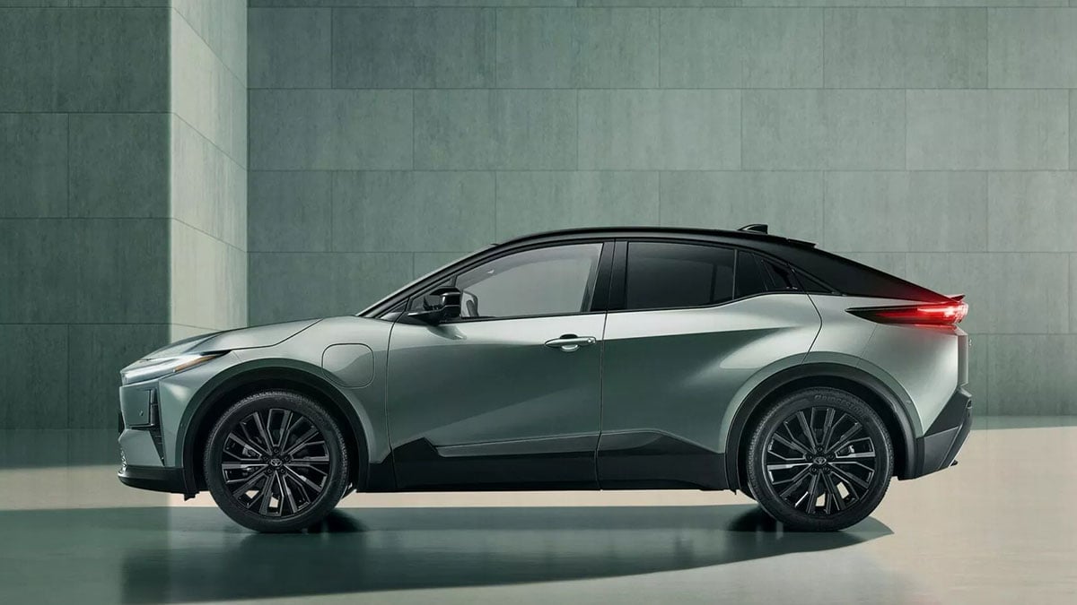 Toyota C-HR+ 2025 profil latéral avec jantes 18 pouces et lignes dynamiques