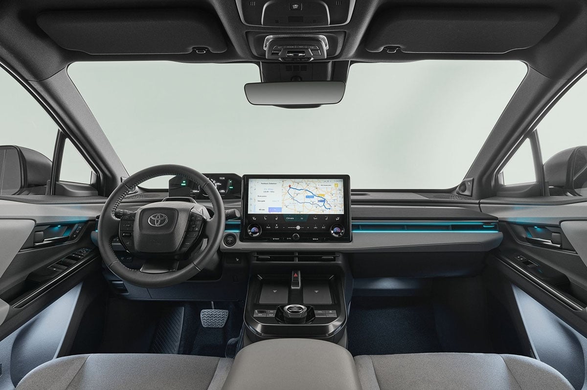  Intérieur du Toyota C-HR+ 2025 avec écran tactile 14 pouces et finitions modernes