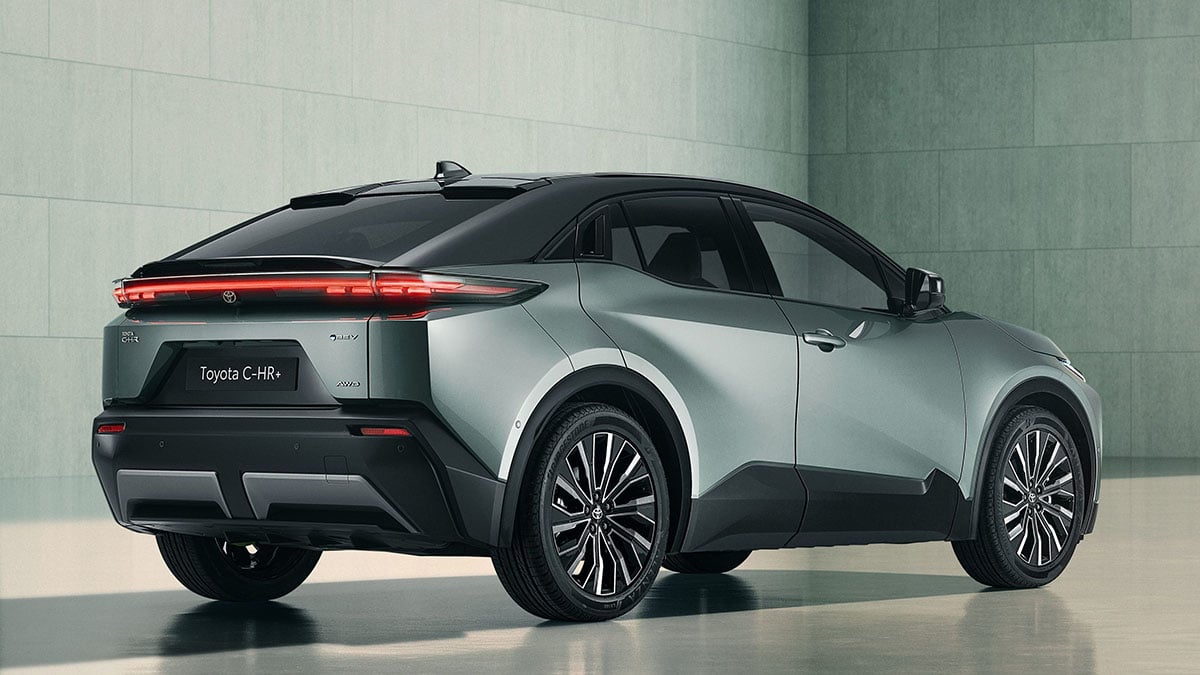 Vue arrière du Toyota C-HR+ 2025 avec feux LED et hayon électrique