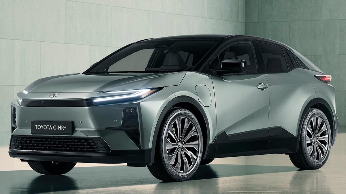 Avant du Toyota C-HR+ Electric avec signature lumineuse fine et calandre fermée