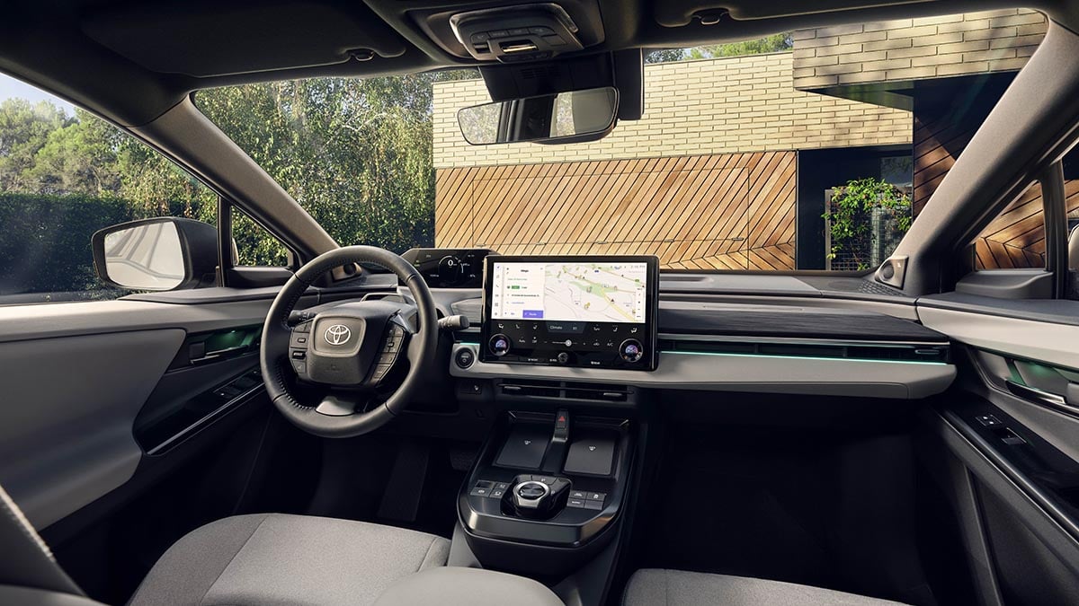 Intérieur du Toyota C-HR+ Electric avec écran 14 pouces et sellerie premium