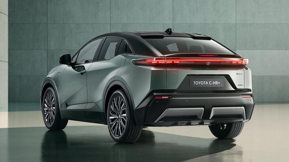 Arrière du Toyota C-HR+ Electric avec bandeau lumineux et logo Toyota central