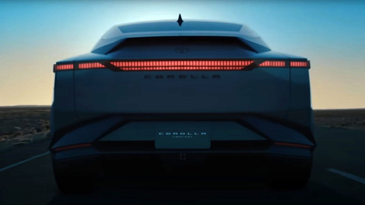 Arrière du Toyota Corolla Concept 2026 avec bande lumineuse horizontale