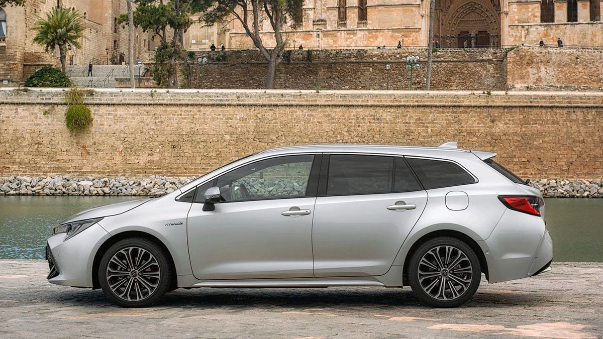 Toyota Corolla Touring Sports 2025 vue de profil sur route, break hybride élégant et aérodynamique