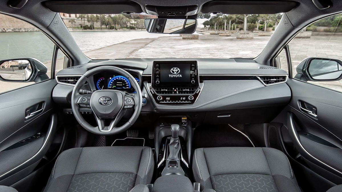 Intérieur Toyota Corolla Touring Sports 2025 avec tableau de bord numérique et écran tactile 10,5 pouces