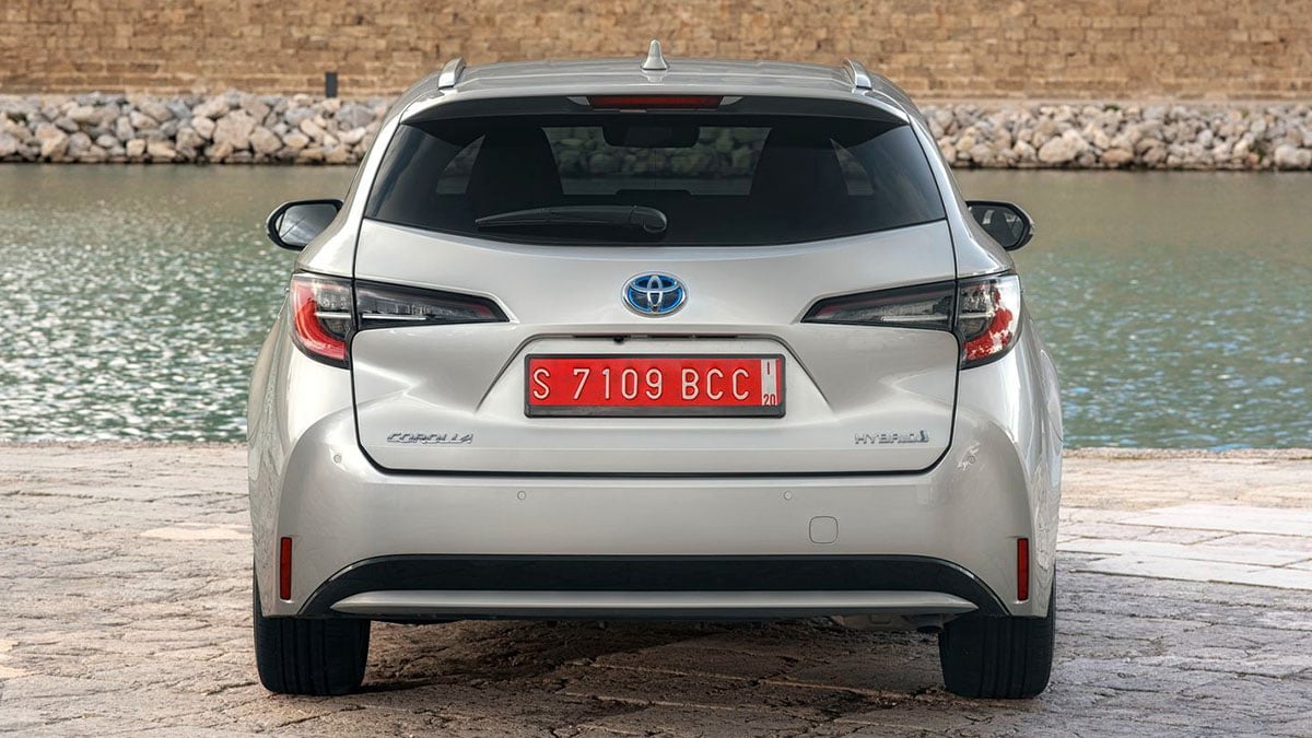  Arrière du Toyota Corolla Touring Sports hybride 2025 avec feux LED et hayon électrique