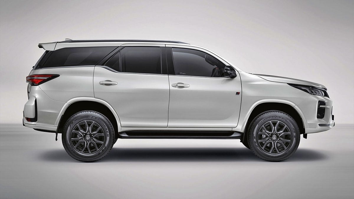 Toyota Fortuner Leader Edition 2025 vue latérale avec toit noir contrasté et jantes noires brillantes
