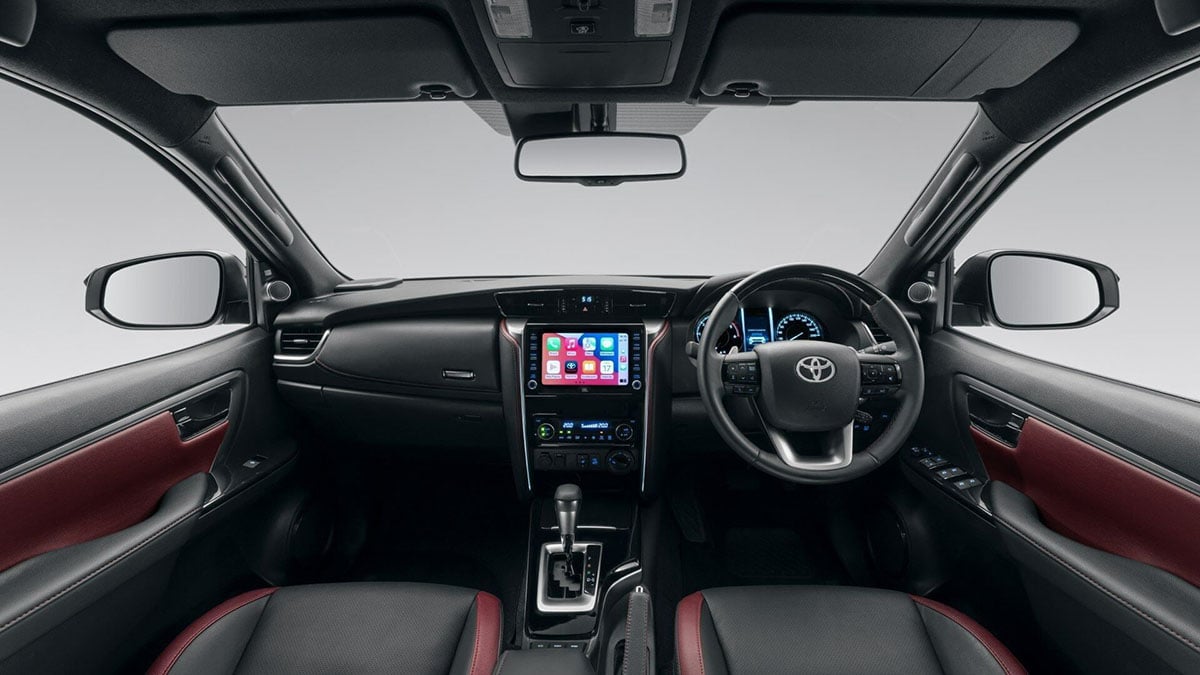  Intérieur du Toyota Fortuner Leader Edition avec sellerie bi-ton noir/marron et finitions soignées