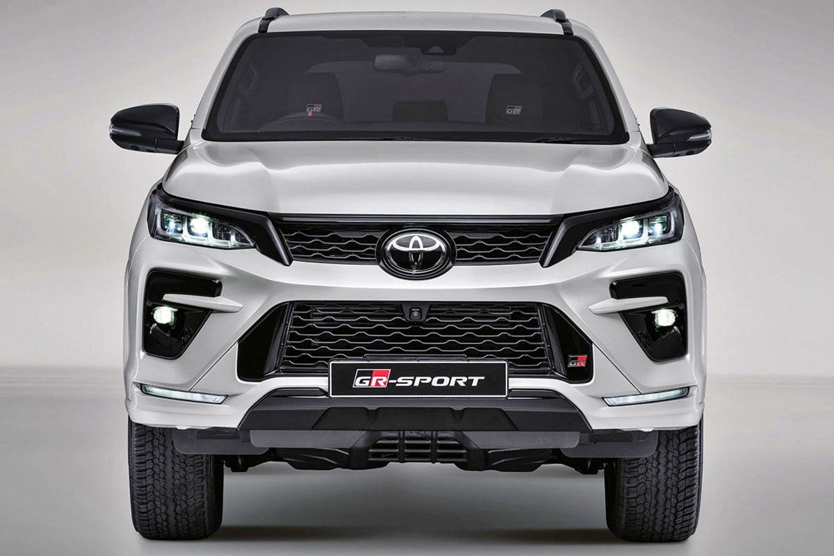 Face avant du Toyota Fortuner Leader Edition avec nouvelle calandre et pare-chocs redessinés