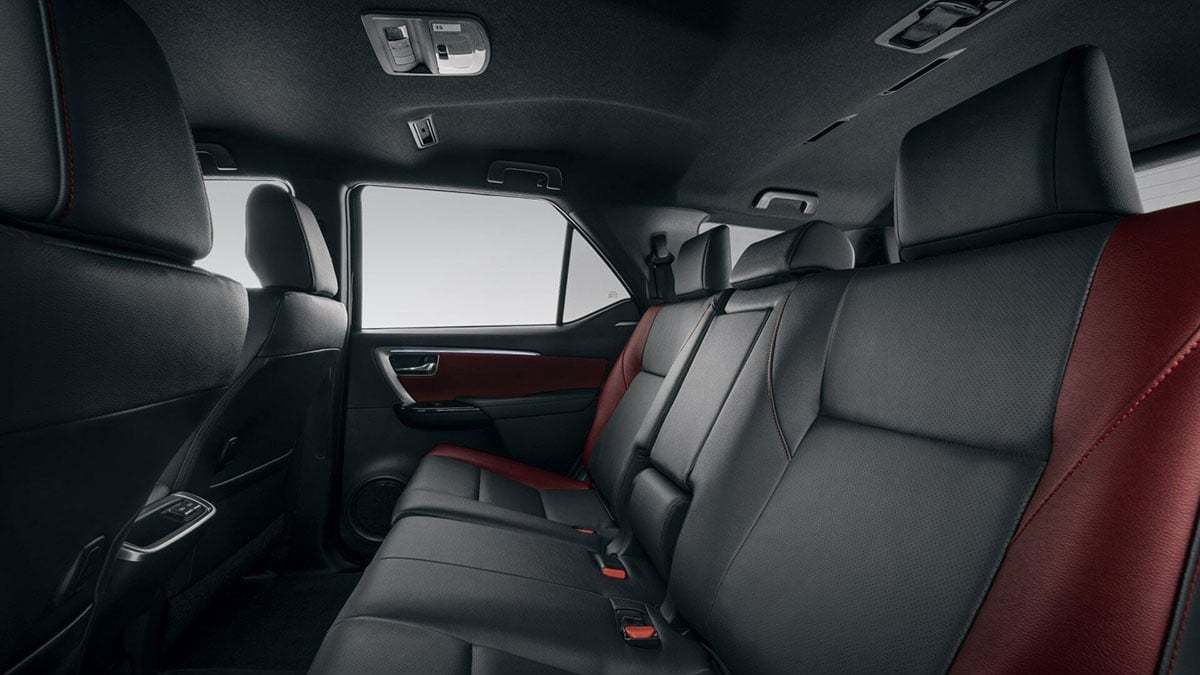  Banquette arrière du Fortuner Leader Edition avec sellerie bi-ton et bon espace aux jambes