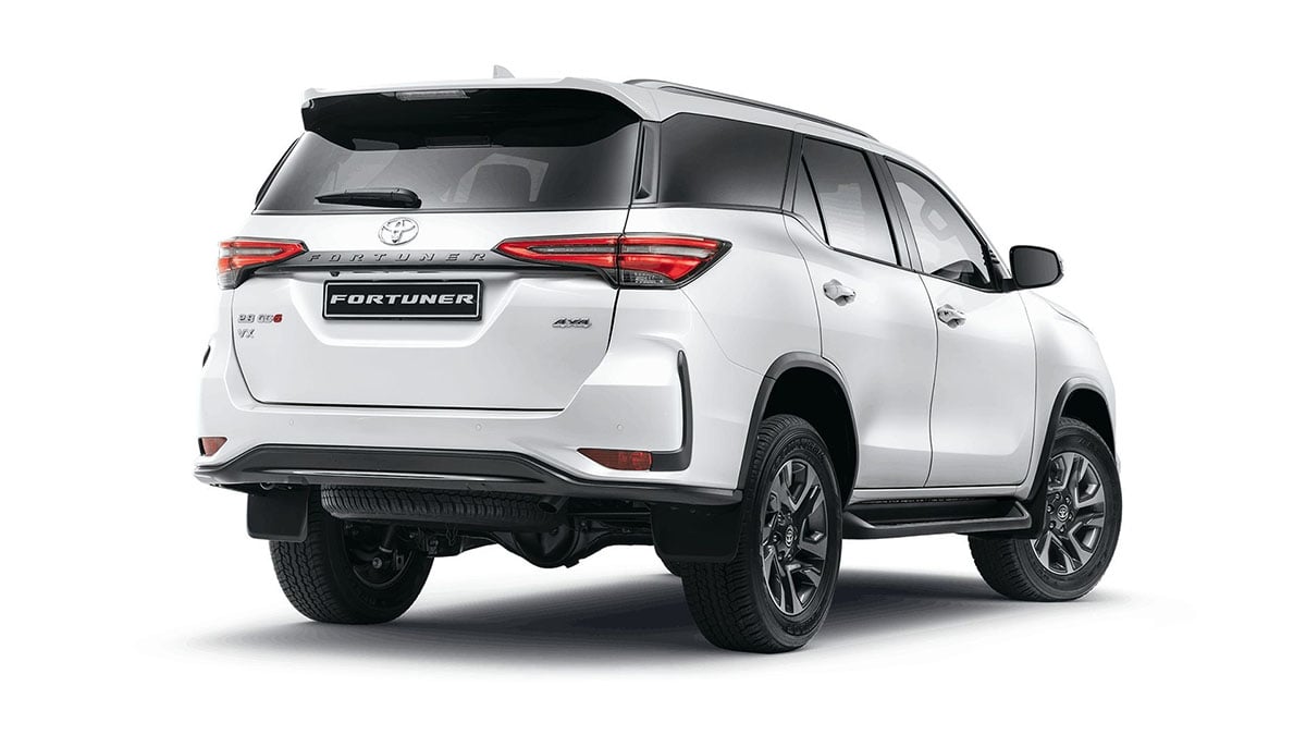 Arrière du Toyota Fortuner Leader Edition 2025 avec badge spécifique et feux à LED
